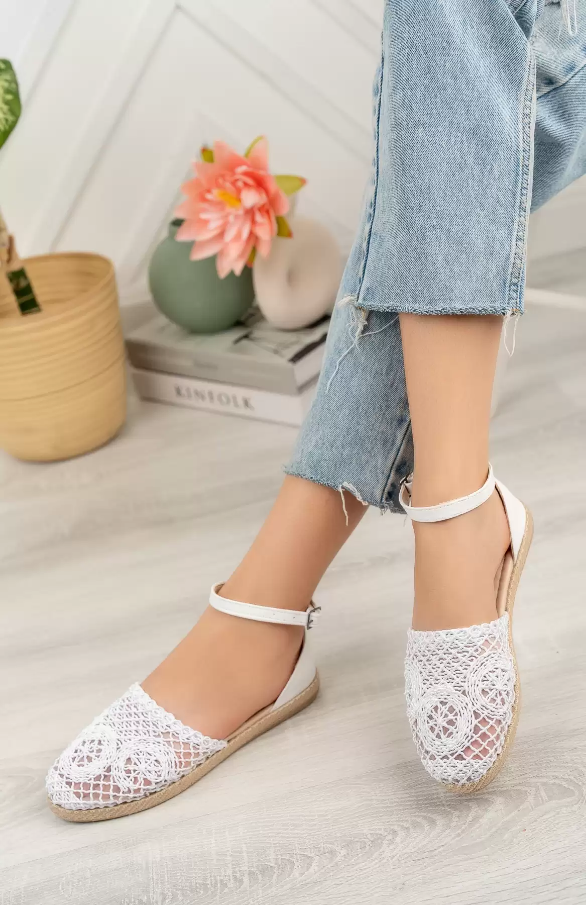 White Woman Lace Sandals