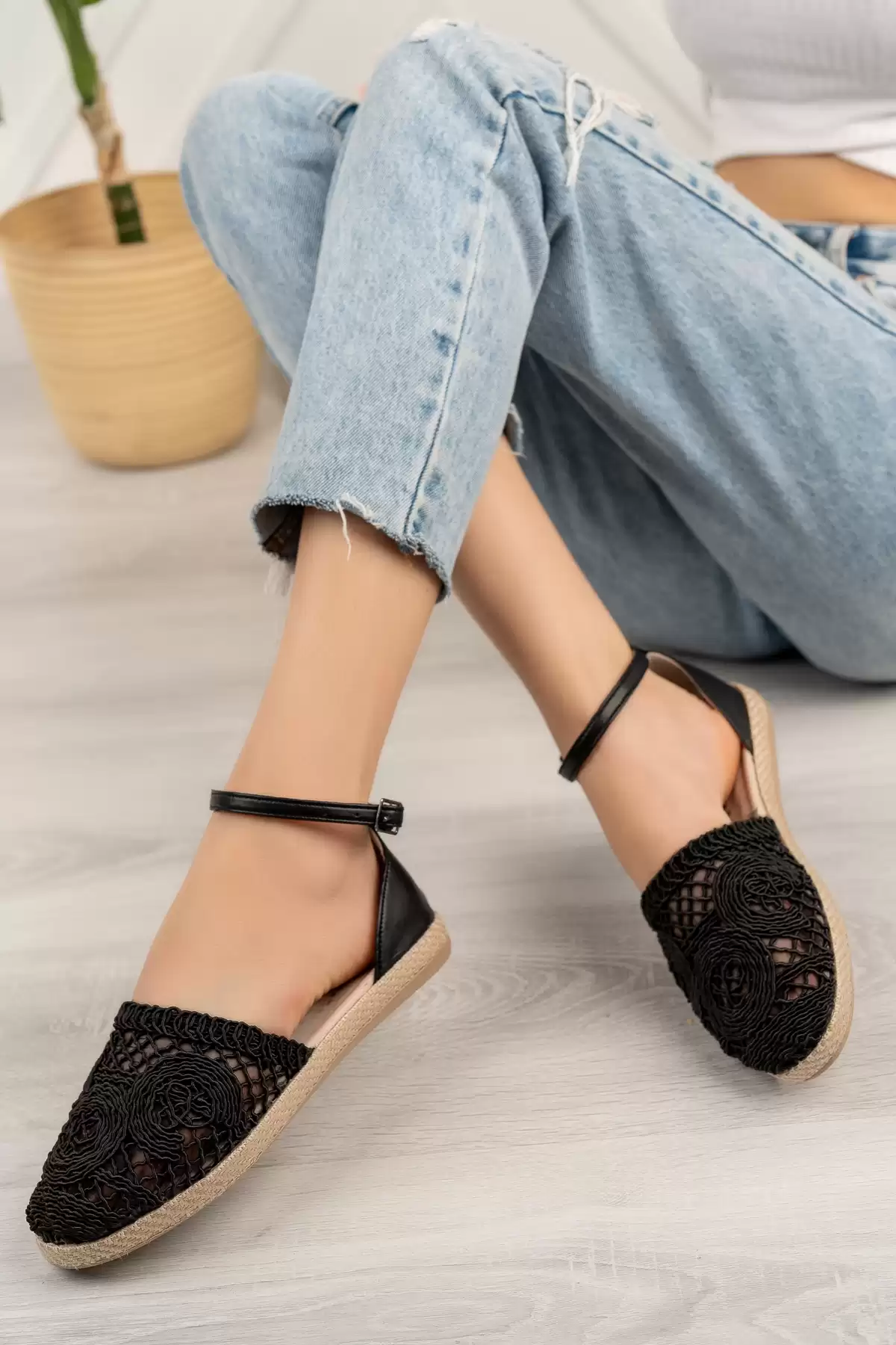 Black Woman Lace Sandals