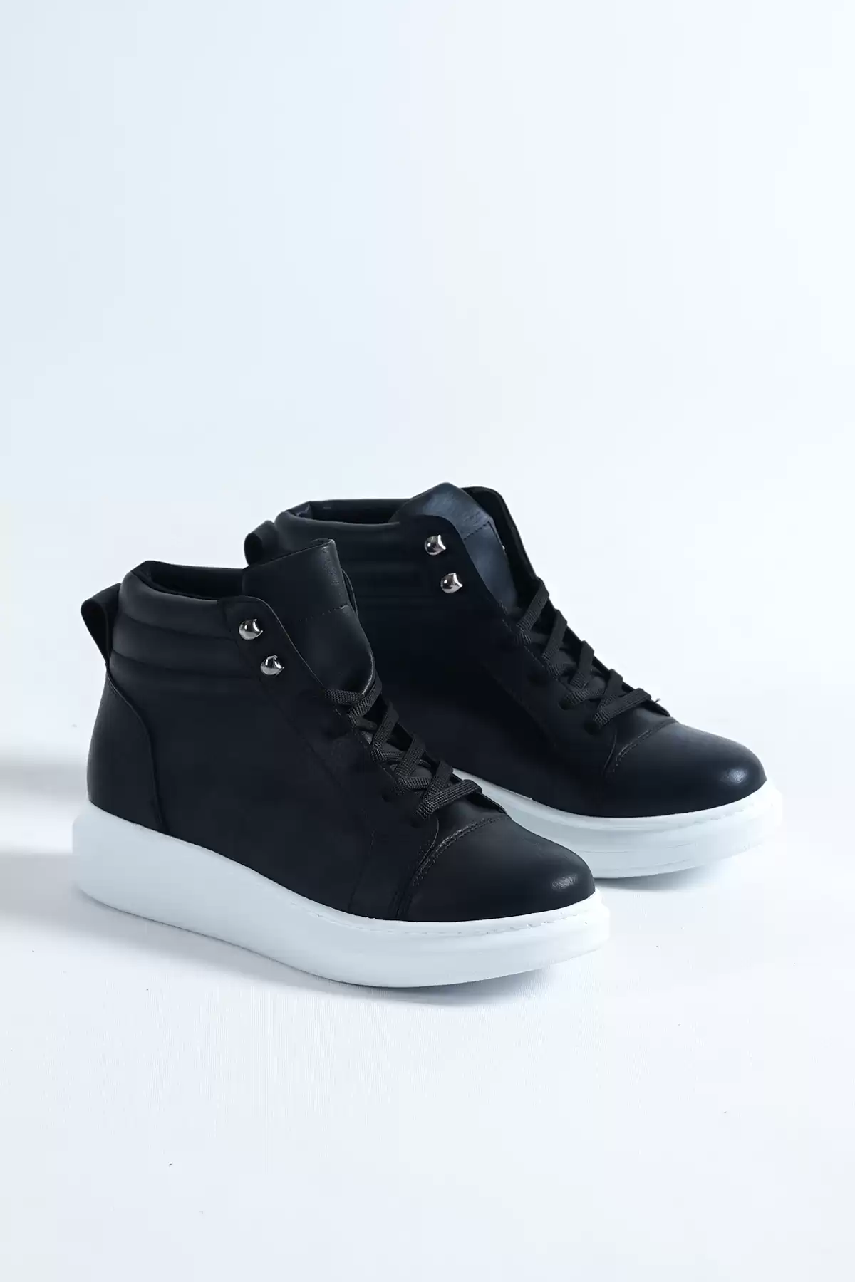 Black-And-White Male Wrist Sneaker