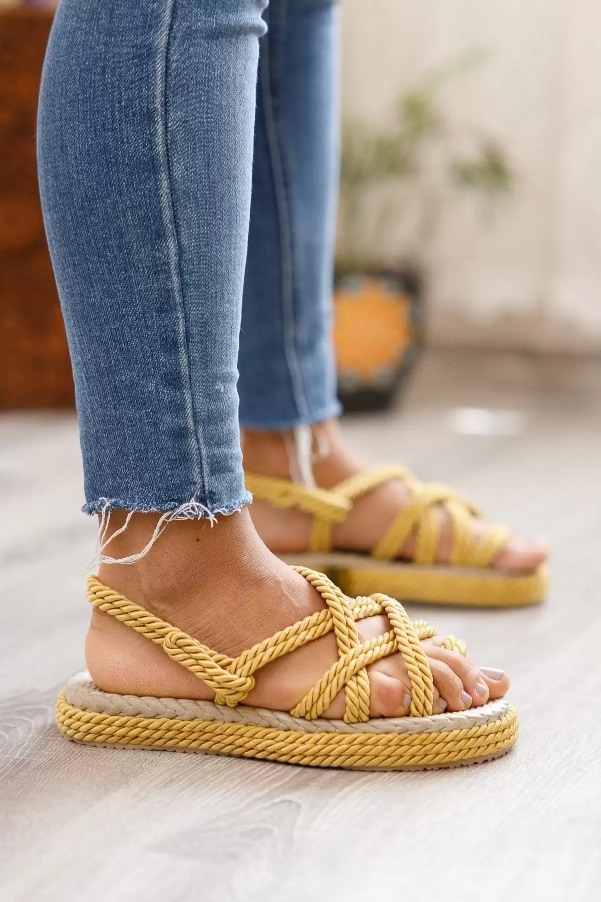 Yellow Woman Finger Glossow Sandals