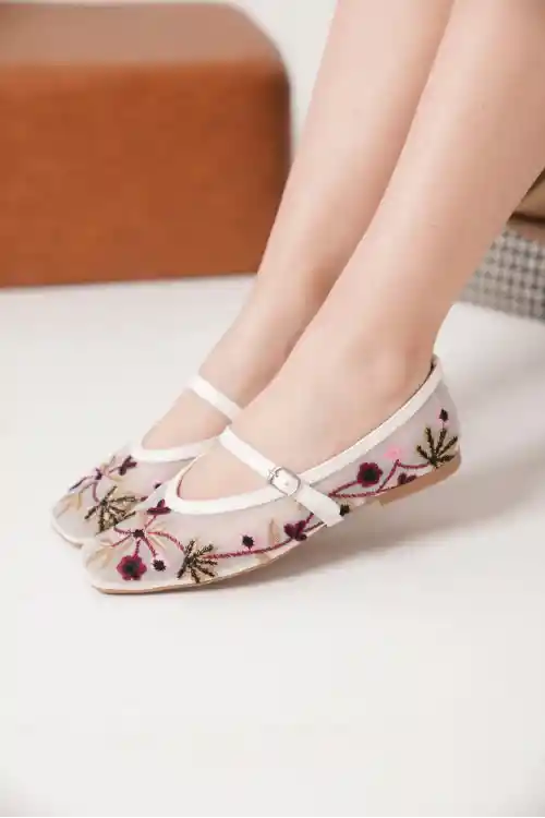 Beyaz Kadın Fileli  Küt Burunlu Çiçek Nakış Detaylı Günlük Klasik Babet