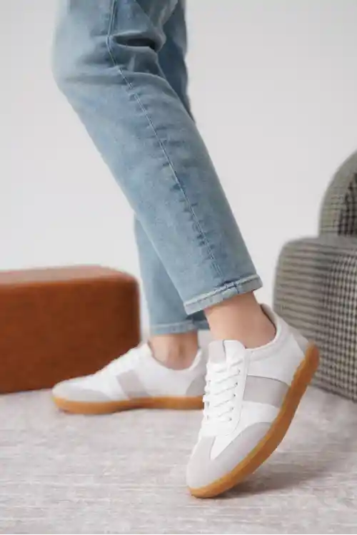 Beyaz-Gri Süet Kadın Bağcıklı Kaymaz Tabanlı Sneaker