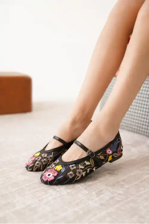 Siyah Kadın Çiçek Nakışlı Fileli Babet