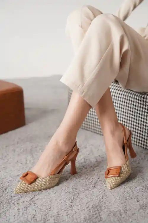 Taba Kadın Tokalı Hasır Kumaş İnce Topuklu Ayakkabı