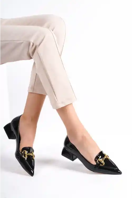 Siyah Rugan Kadın Tokalı Kısa Topuklu Ayakkabı