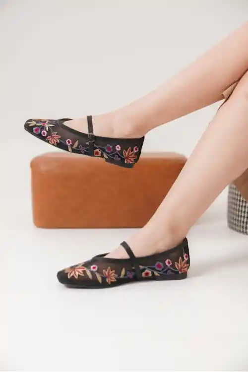 Siyah Kadın Fileli  Küt Burunlu Çiçek Nakış Detaylı Günlük Klasik Babet