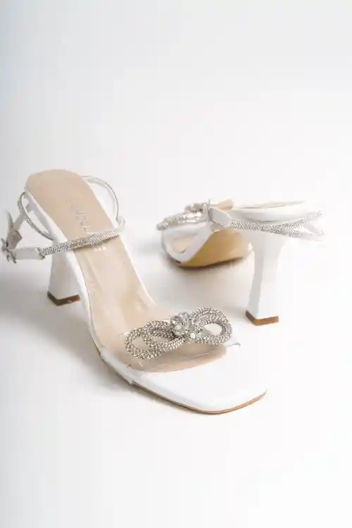 Beyaz Kadın Bilekten Bağlamalı Fiyonk Taşlı Şeffaf Topuklu Ayakkabı