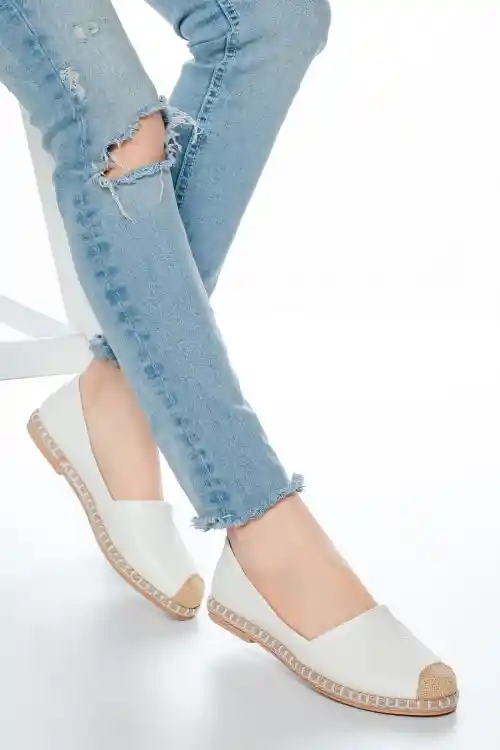 Beyaz Pütür Kadın Hasır Uçlu Günlük Babet