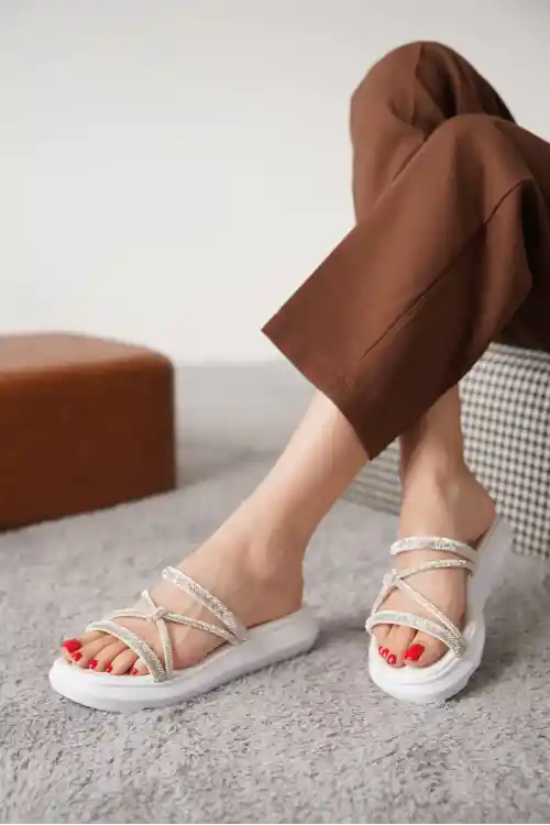 Beyaz Kadın Düğüm Taşlı Kalın Tabanlı Günlük Şık Terlik