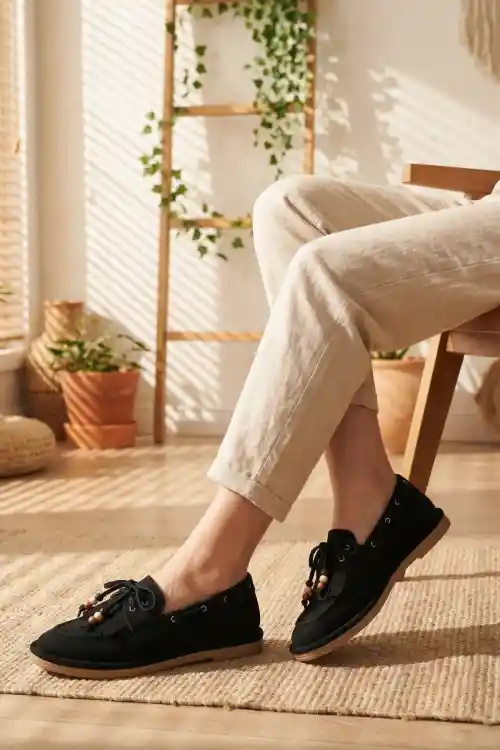 Siyah Süet Kadın Boncuk Detaylı Püsküllü Loafer Ayakkabı