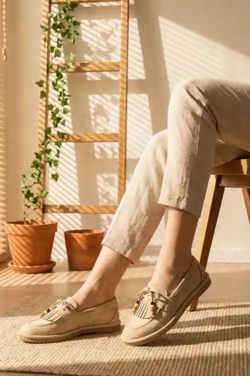 Bej Süet Kadın Boncuk Detaylı Püsküllü Loafer Ayakkabı