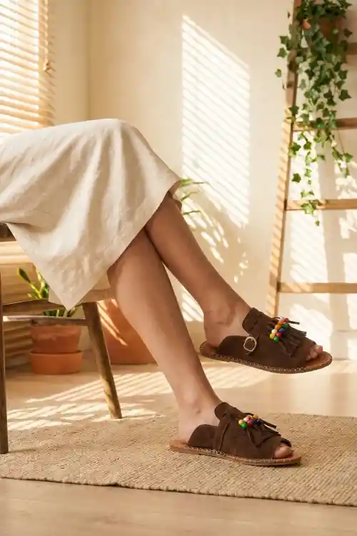 Kahve Süet Kadın Boncuklu Püsküllü Terlik