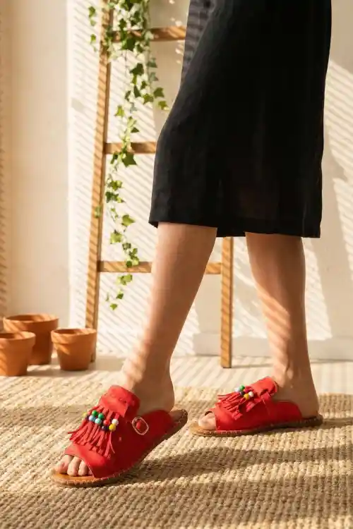 Kırmızı Süet Kadın Boncuklu Püsküllü Terlik