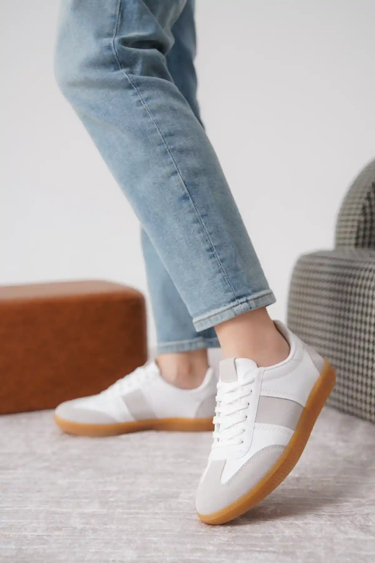 Beyaz-Gri Süet Kadın Bağcıklı Kaymaz Tabanlı Sneaker