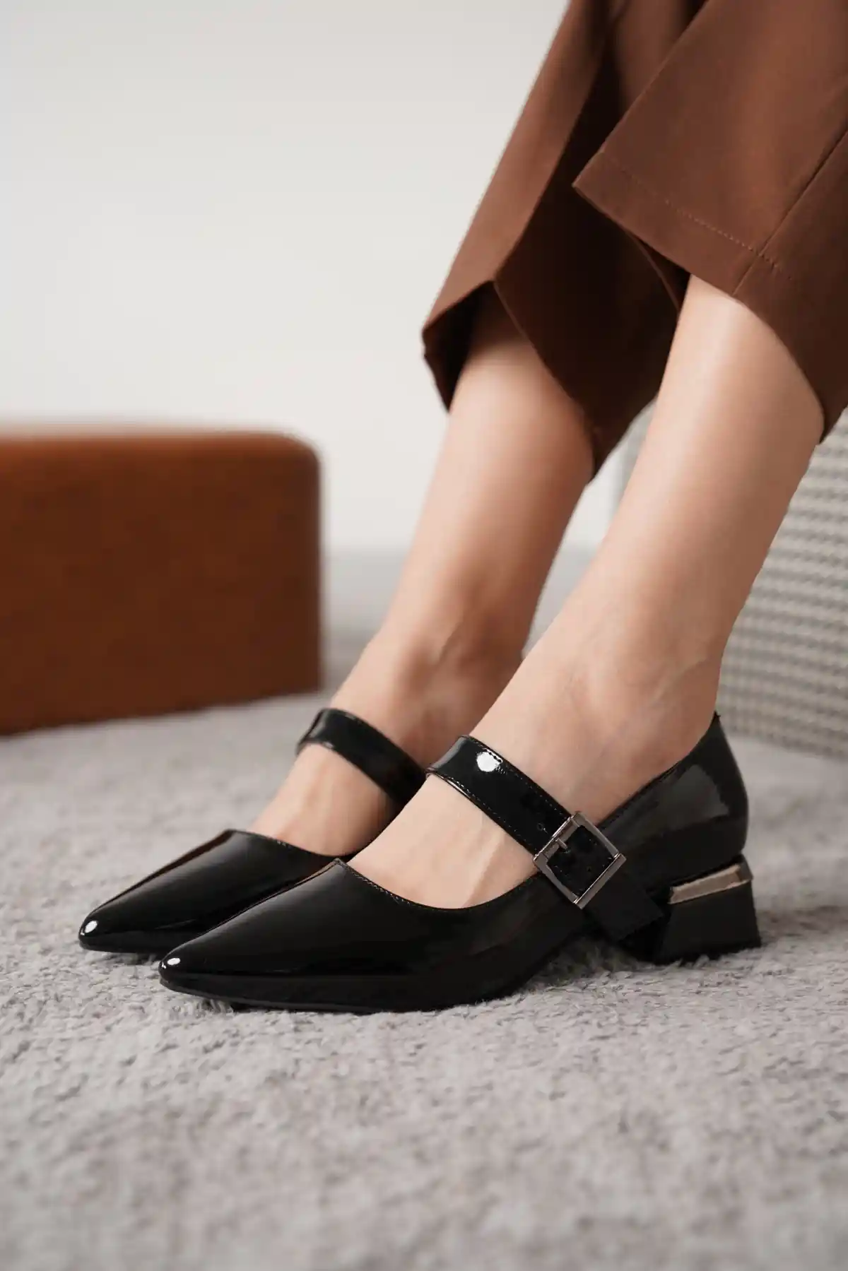 Siyah Rugan Kadın Taş Toka Detaylı Kalın Topuklu Şık Klasik Topuklu Ayakkabı