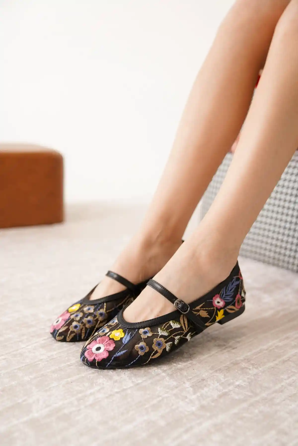 Siyah Kadın Çiçek Nakışlı Fileli Babet