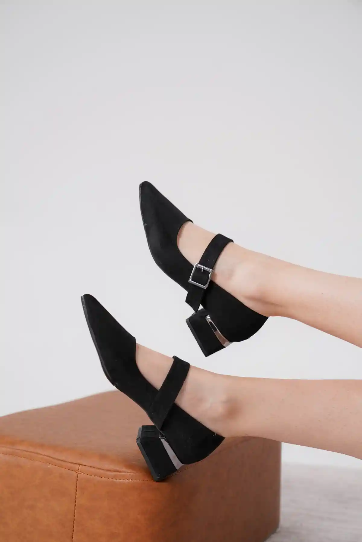 Siyah Süet Kadın Taş Toka Detaylı Kalın Topuklu Şık Klasik Topuklu Ayakkabı