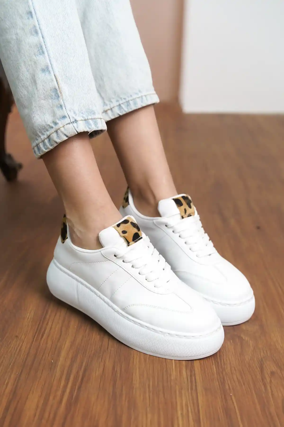 Beyaz Cilt Kadın Leopar Desenli Kalın Tabanlı Sneaker