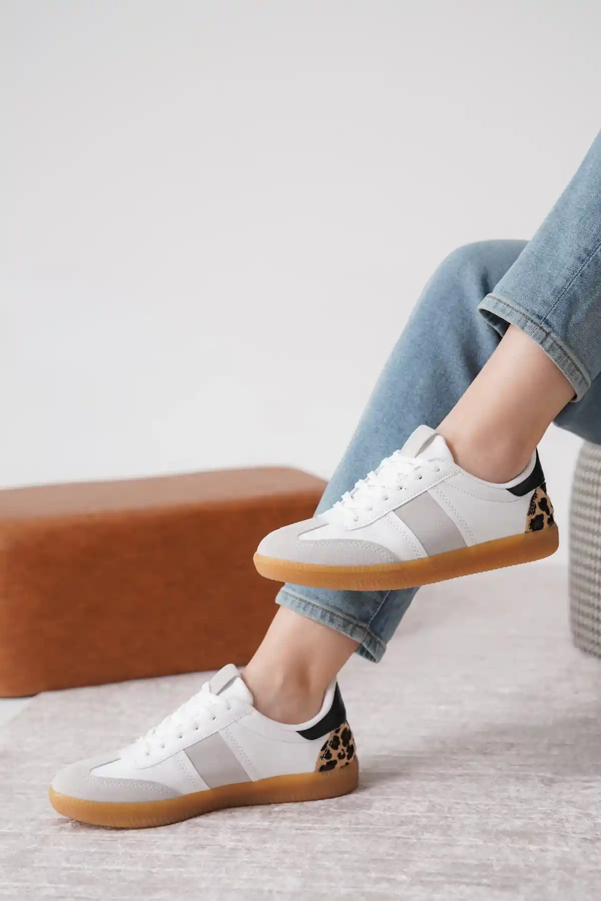 Beyaz-Gri-Leopar Süet Kadın Bağcıklı Kaymaz Tabanlı Sneaker