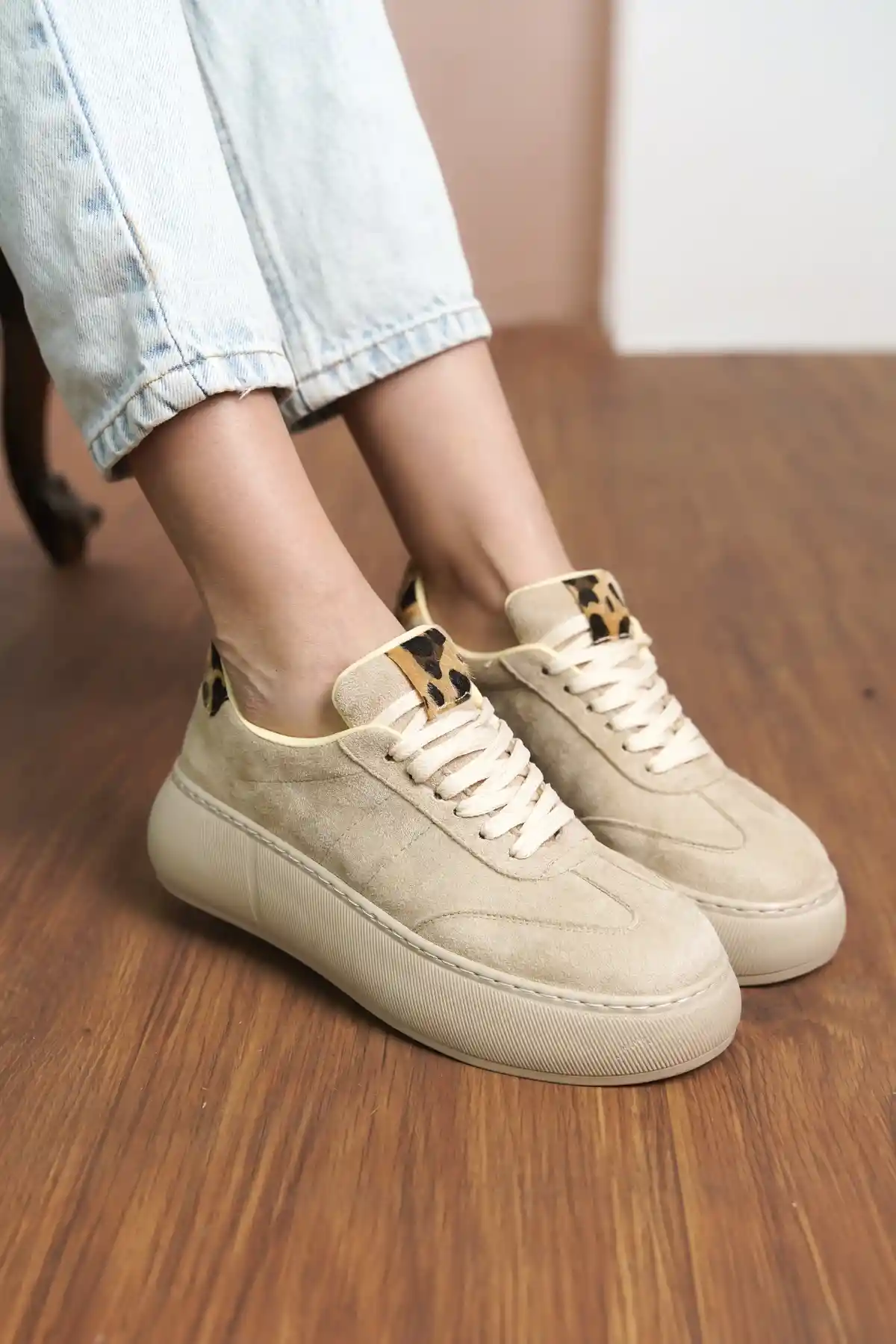 Bej Süet Kadın Leopar Desenli Kalın Tabanlı Sneaker