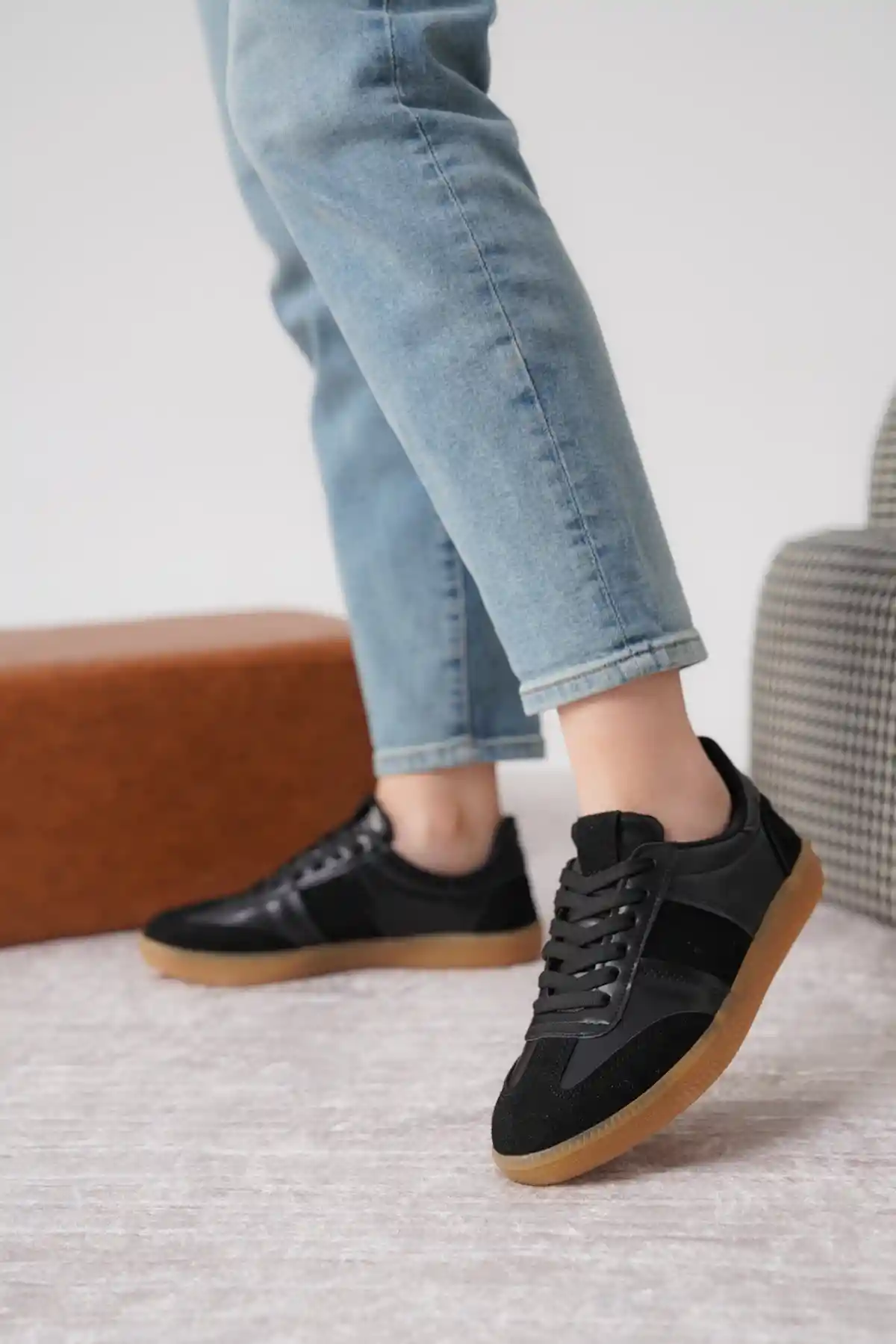 Siyah-Siyah Süet Kadın Bağcıklı Kaymaz Tabanlı Sneaker