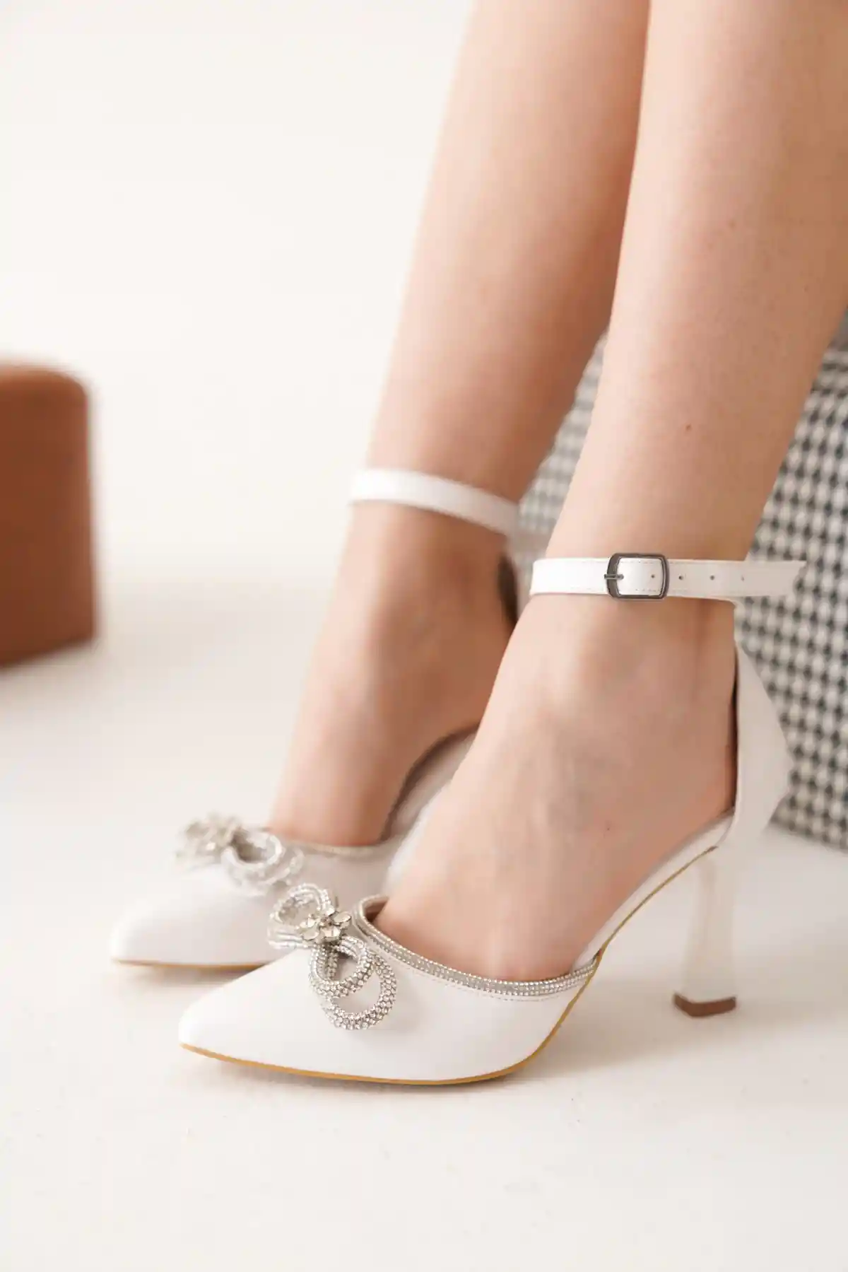 Beyaz Cilt Kadın Taş Fiyonklu Bilekten Bağlamalı Abiye Şık Topuklu Ayakkabı