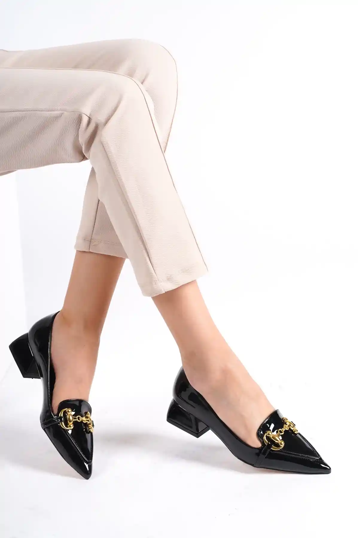 Siyah Rugan Kadın Tokalı Kısa Topuklu Ayakkabı