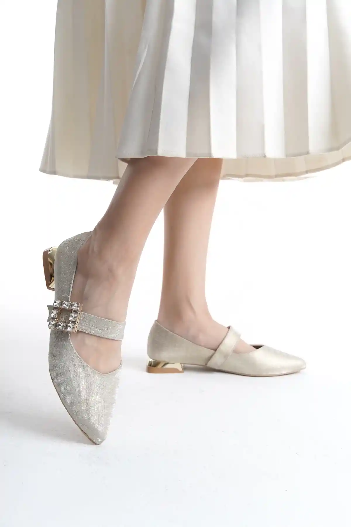 Altın/Gold Kadın Taş Toka Detaylı Kalın Topuklu Şık Klasik Topuklu Ayakkabı