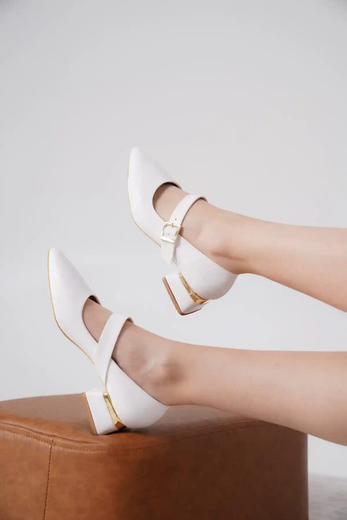 Beyaz Cilt Kadın Taş Toka Detaylı Kalın Topuklu Şık Klasik Topuklu Ayakkabı