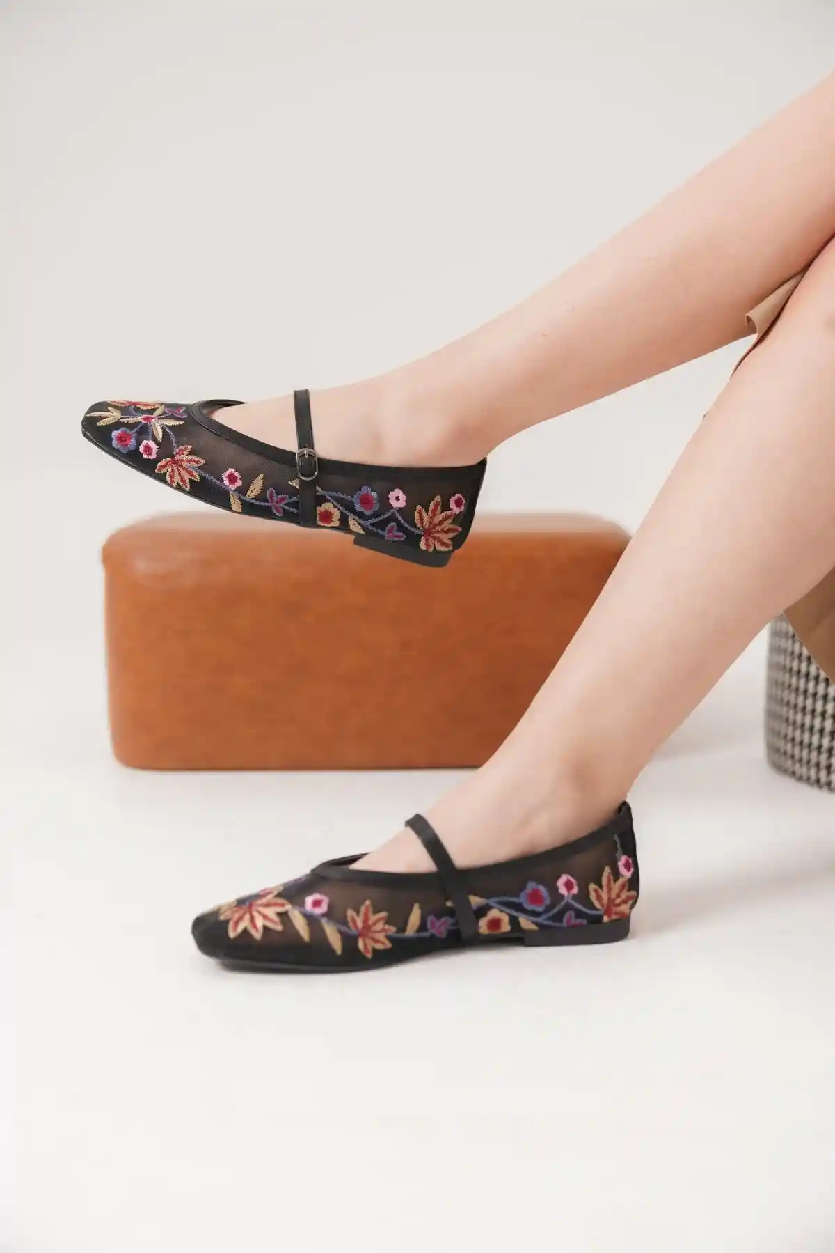 Siyah Kadın Fileli  Küt Burunlu Çiçek Nakış Detaylı Günlük Klasik Babet