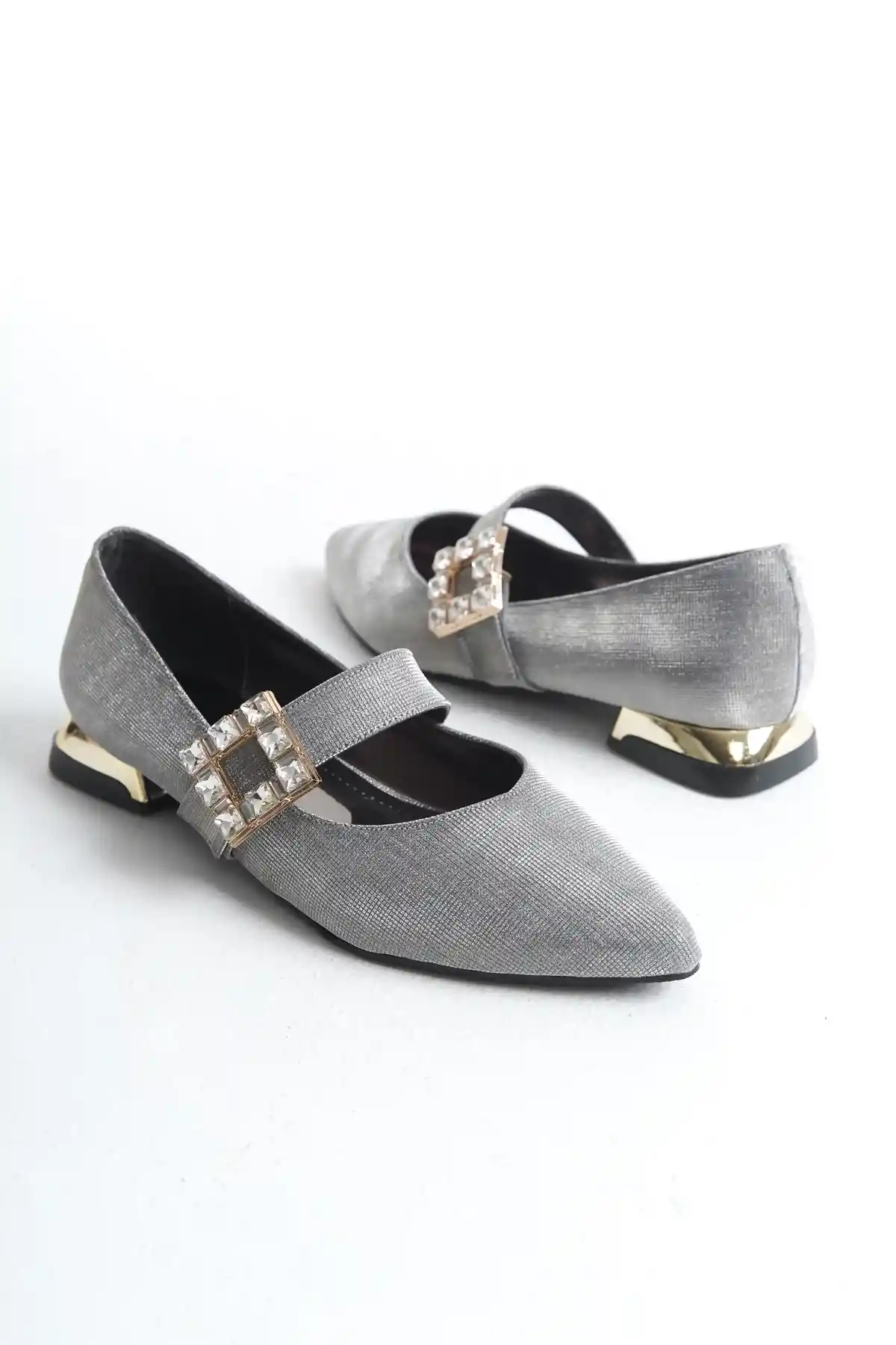 Platin Kadın Taş Toka Detaylı Kalın Topuklu Şık Klasik Topuklu Ayakkabı