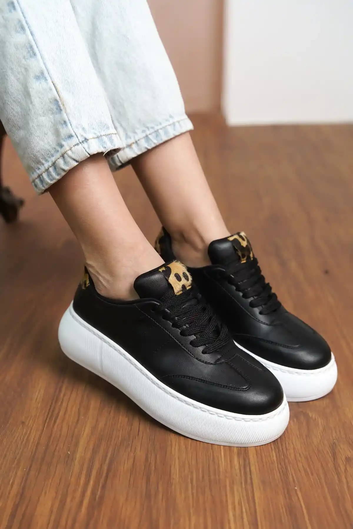 Siyah Cilt Kadın Leopar Desenli Kalın Tabanlı Sneaker