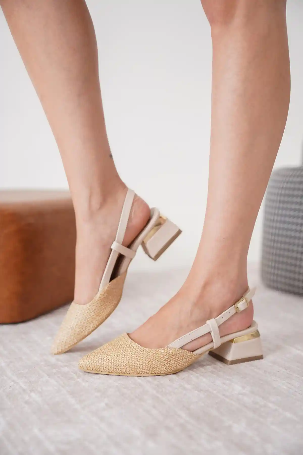 Bej Kadın Hasır Kumaş Kalın Topuklu Klasik Ayakkabı