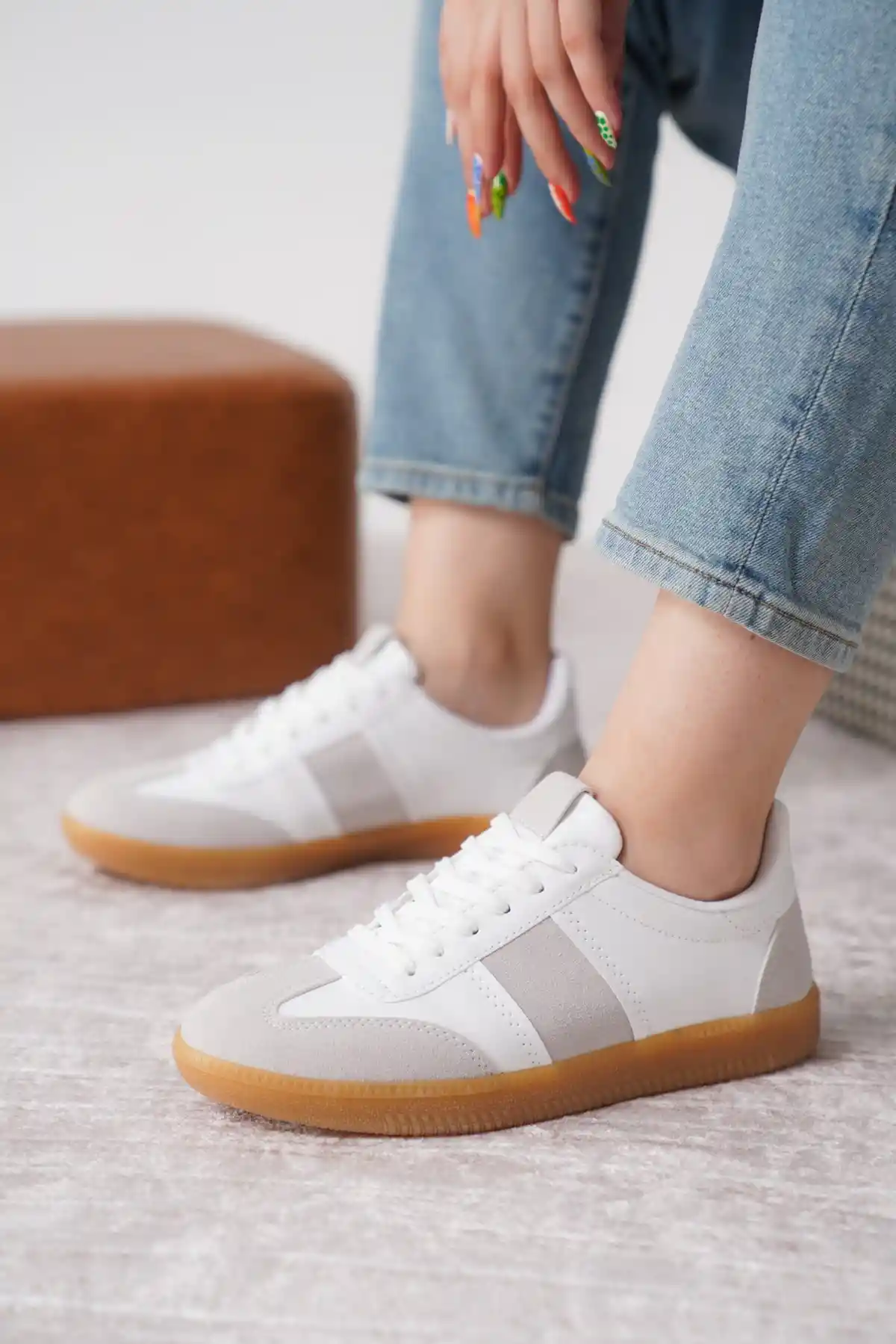 Beyaz-Gri Süet Kadın Bağcıklı Kaymaz Tabanlı Sneaker