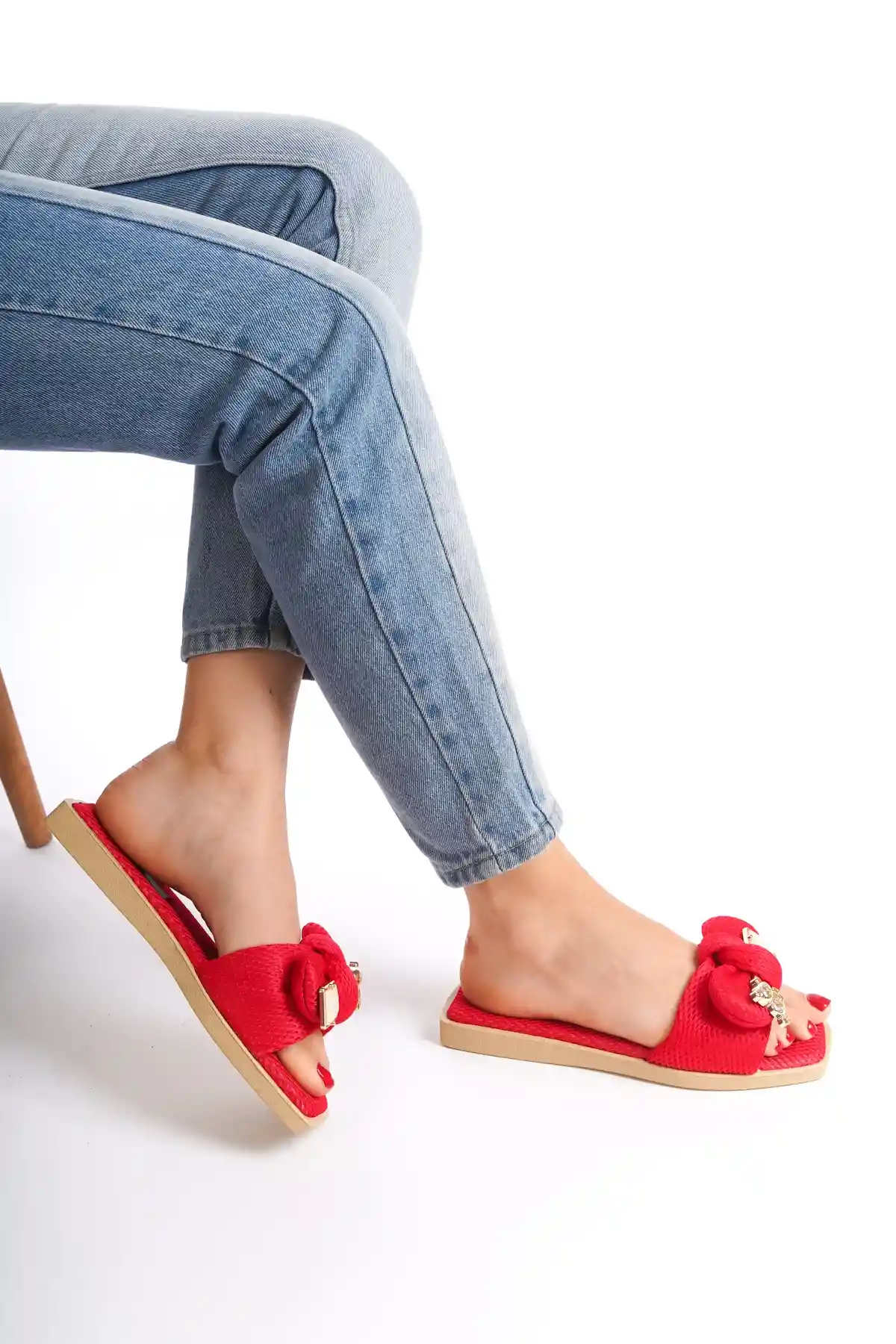 Kırmızı Kadın Kurdeleli Terlik