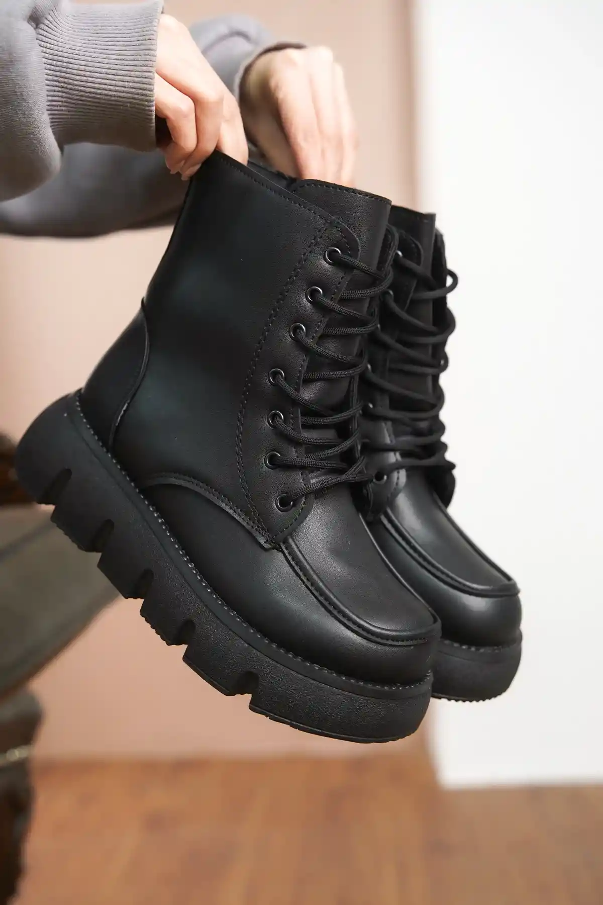 Siyah Cilt Kadın Cilt Kalın Tabanlı Bağcıklı ve Fermuarlı Bot