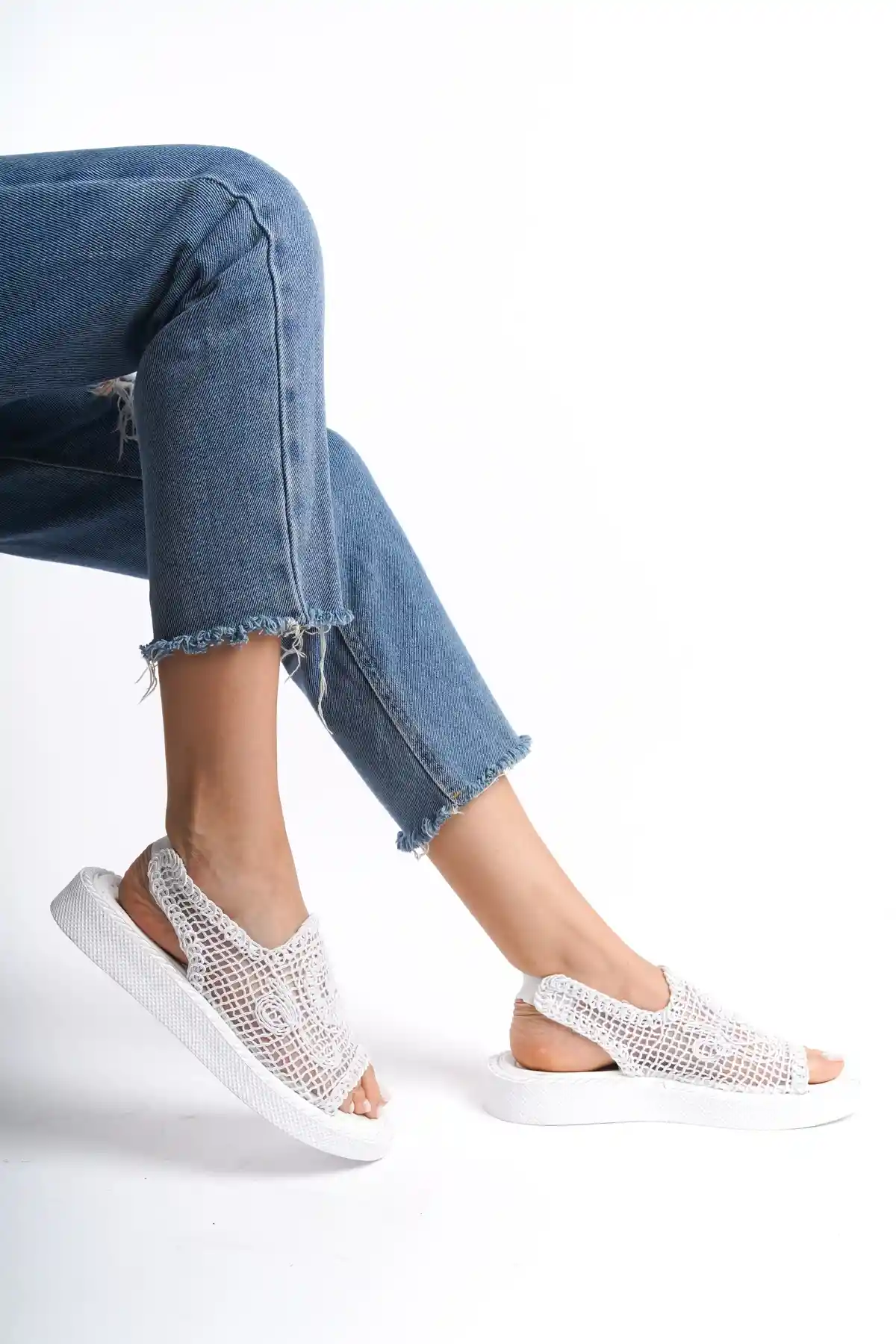 Beyaz Dantelli Kadın Arkadan Lastikli Dantelli Sandalet