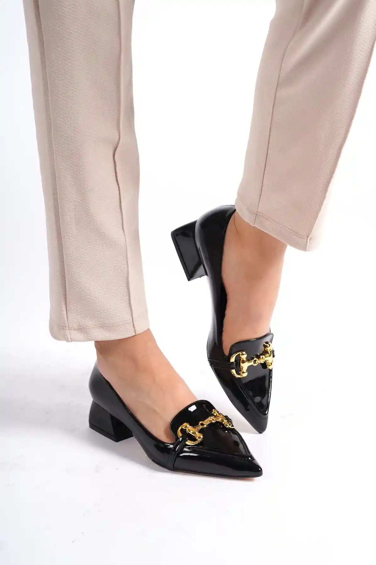 Siyah Rugan Kadın Tokalı Kısa Topuklu Ayakkabı