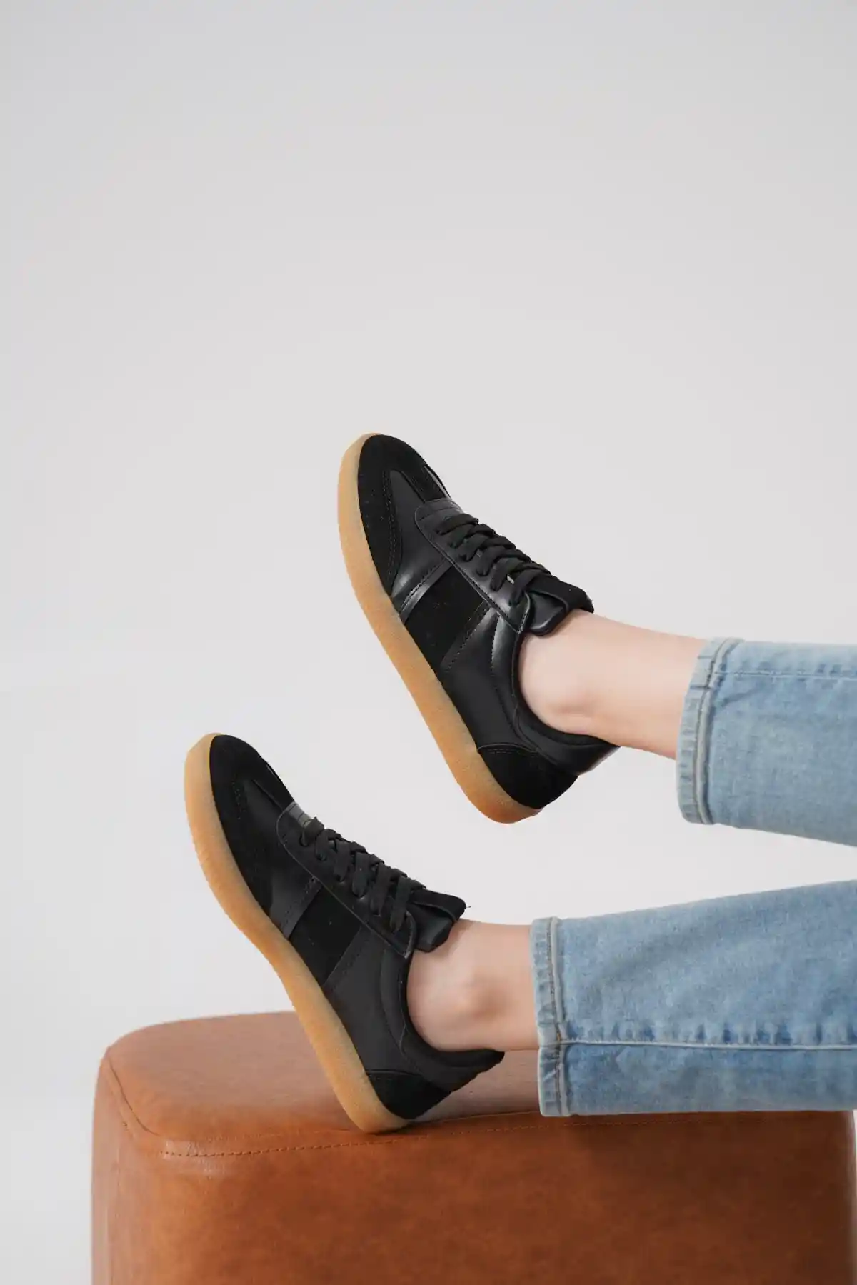 Siyah-Siyah Süet Kadın Bağcıklı Kaymaz Tabanlı Sneaker