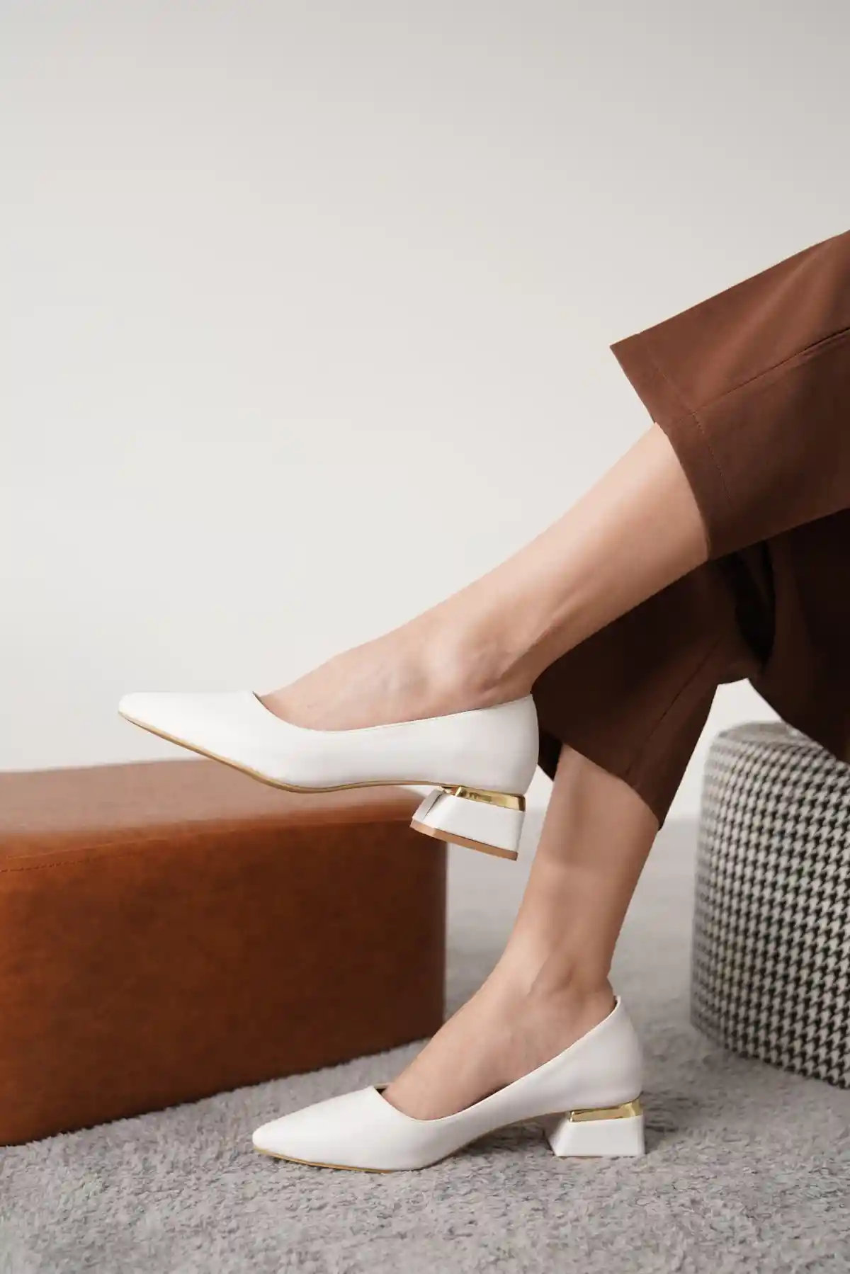 Beyaz Cilt Kadın Düz Klasik Kalın Topuklu Ayakkabı