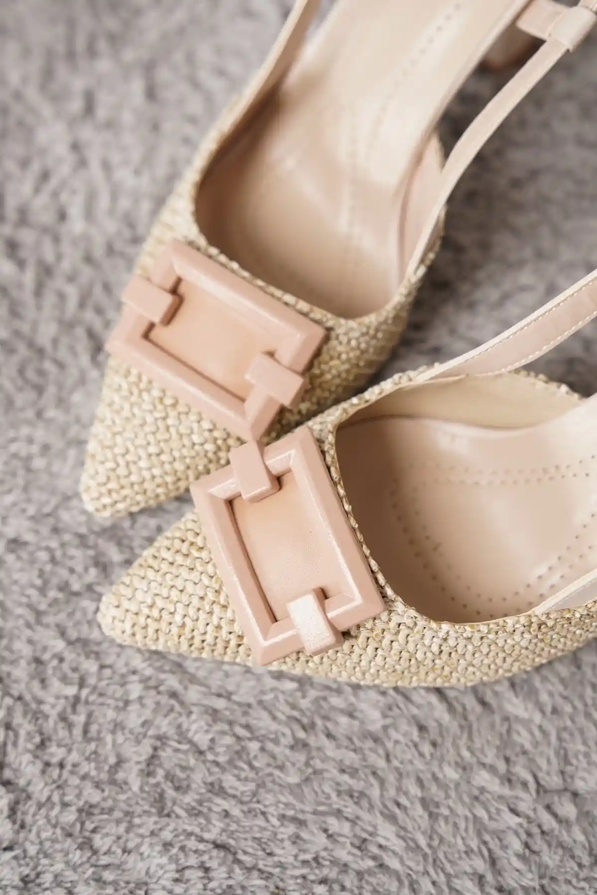 Bej Kadın Tokalı Hasır Kumaş İnce Topuklu Ayakkabı