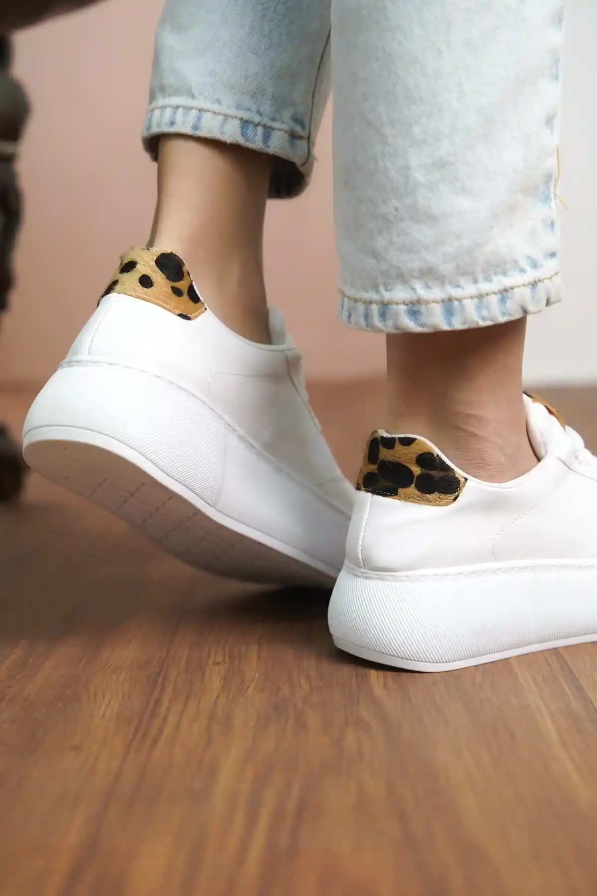 Beyaz Cilt Kadın Leopar Desenli Kalın Tabanlı Sneaker