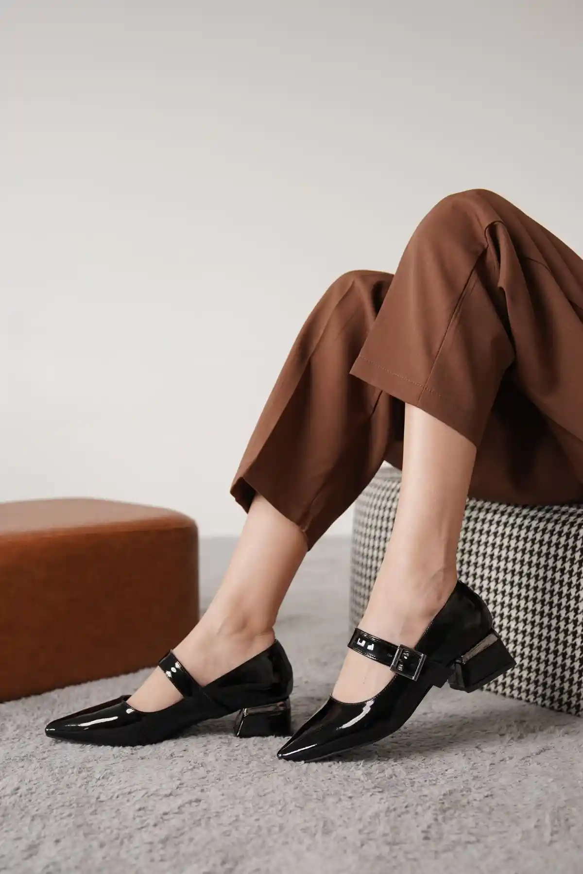 Siyah Rugan Kadın Taş Toka Detaylı Kalın Topuklu Şık Klasik Topuklu Ayakkabı