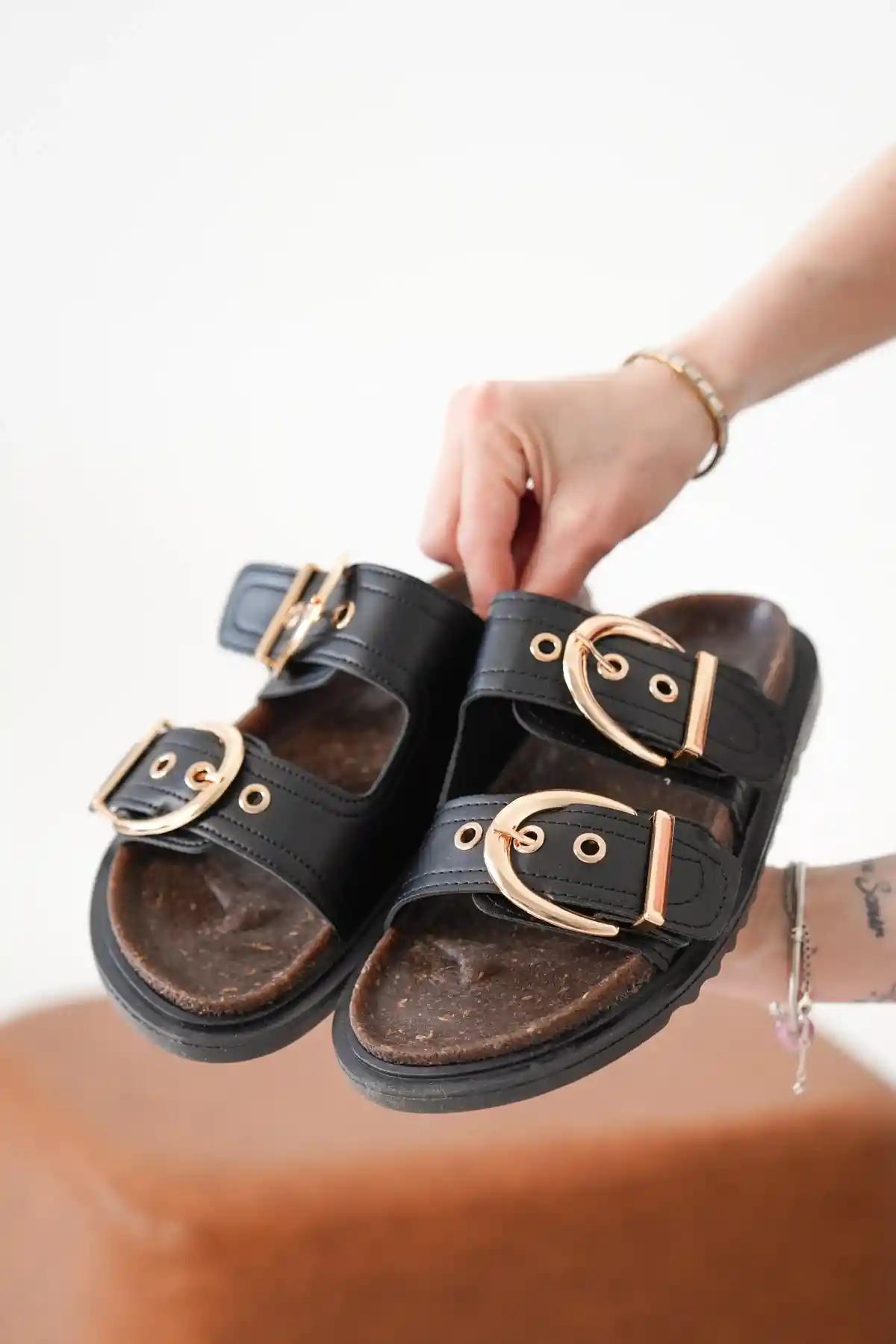 Siyah Cilt Kadın Çift Tokalı Kaymaz Taban Rahat Terlik