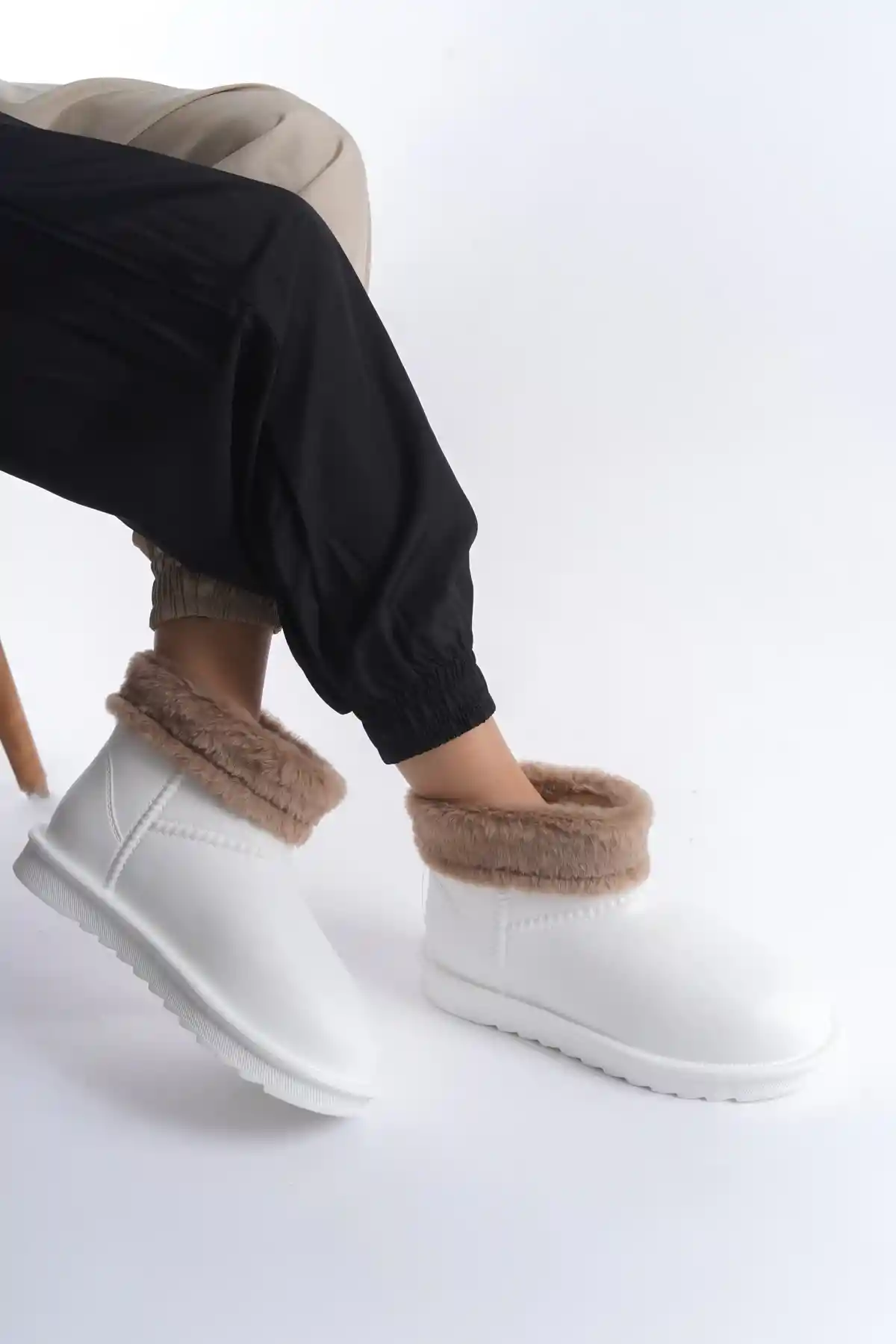 Beyaz Kadın İçi Kürklü Comfort Yağmur Bot