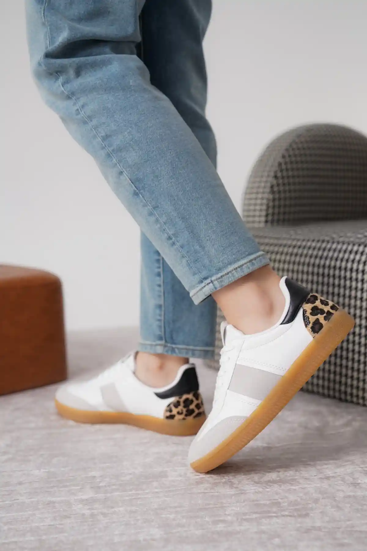 Beyaz-Gri-Leopar Süet Kadın Bağcıklı Kaymaz Tabanlı Sneaker