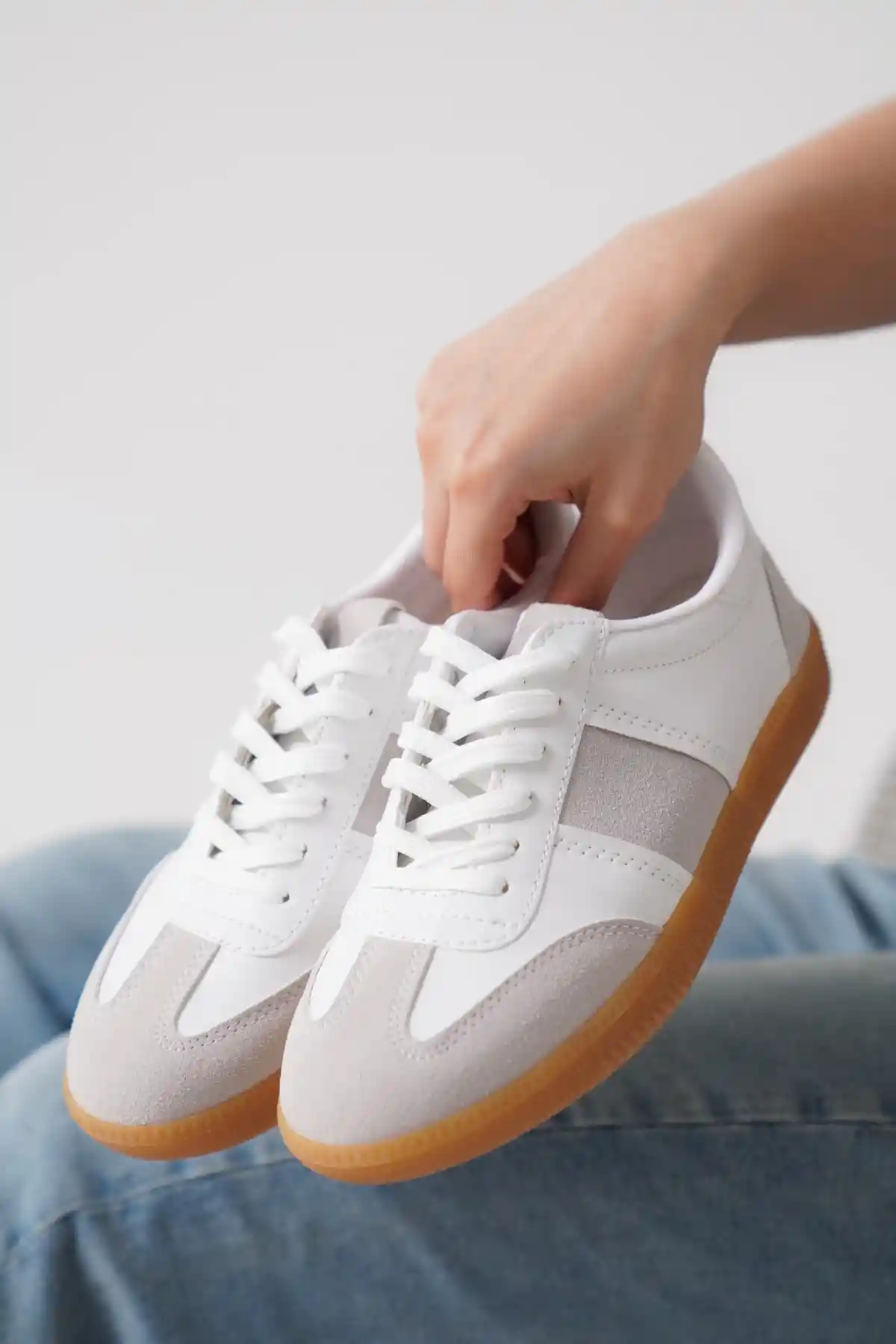 Beyaz-Gri Süet Kadın Bağcıklı Kaymaz Tabanlı Sneaker