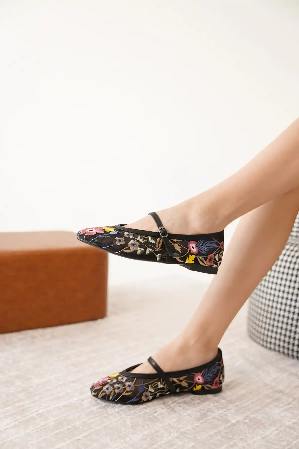 Siyah Kadın Çiçek Nakışlı Fileli Babet