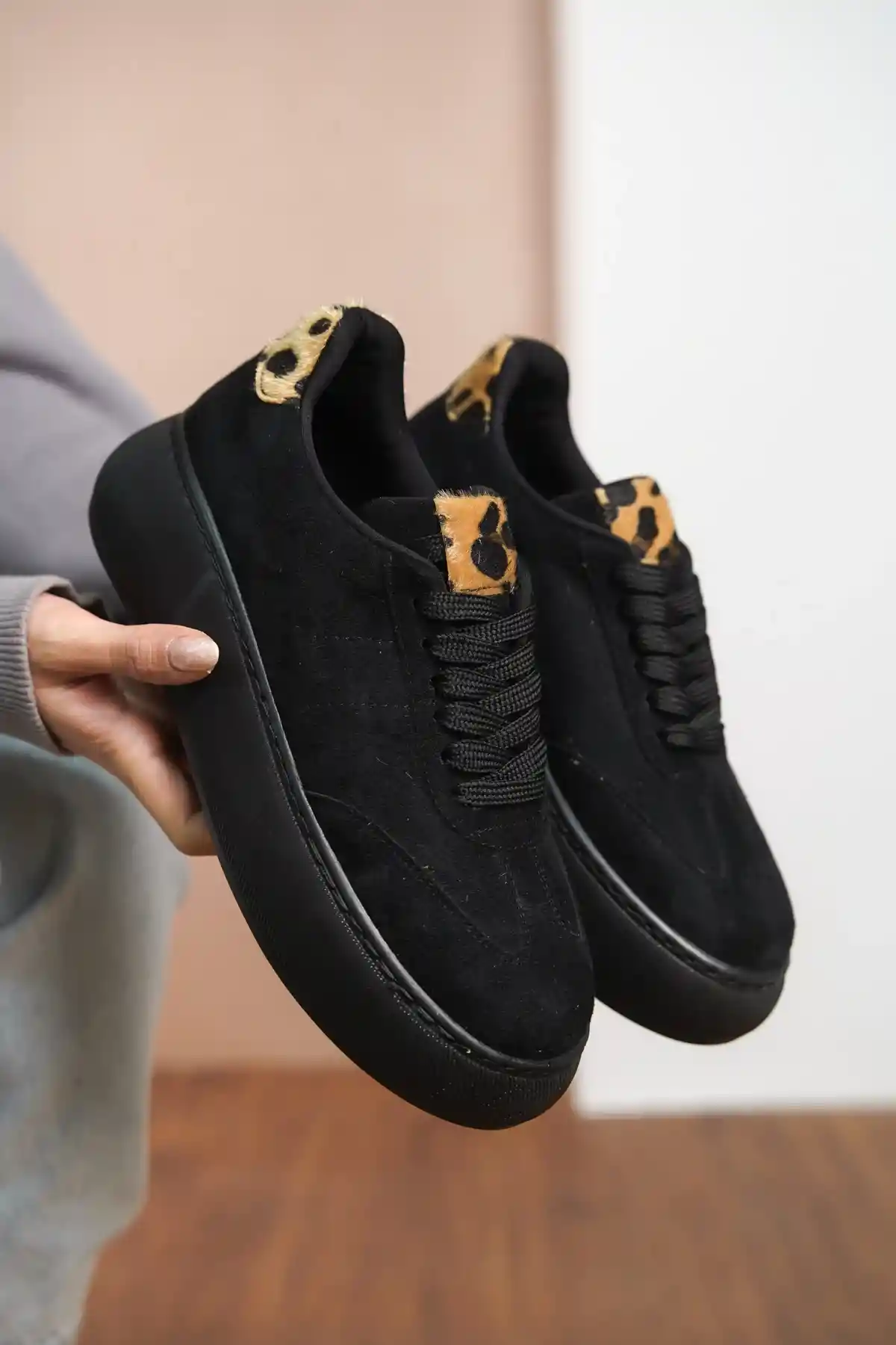 Siyah Süet Kadın Leopar Desenli Kalın Tabanlı Sneaker