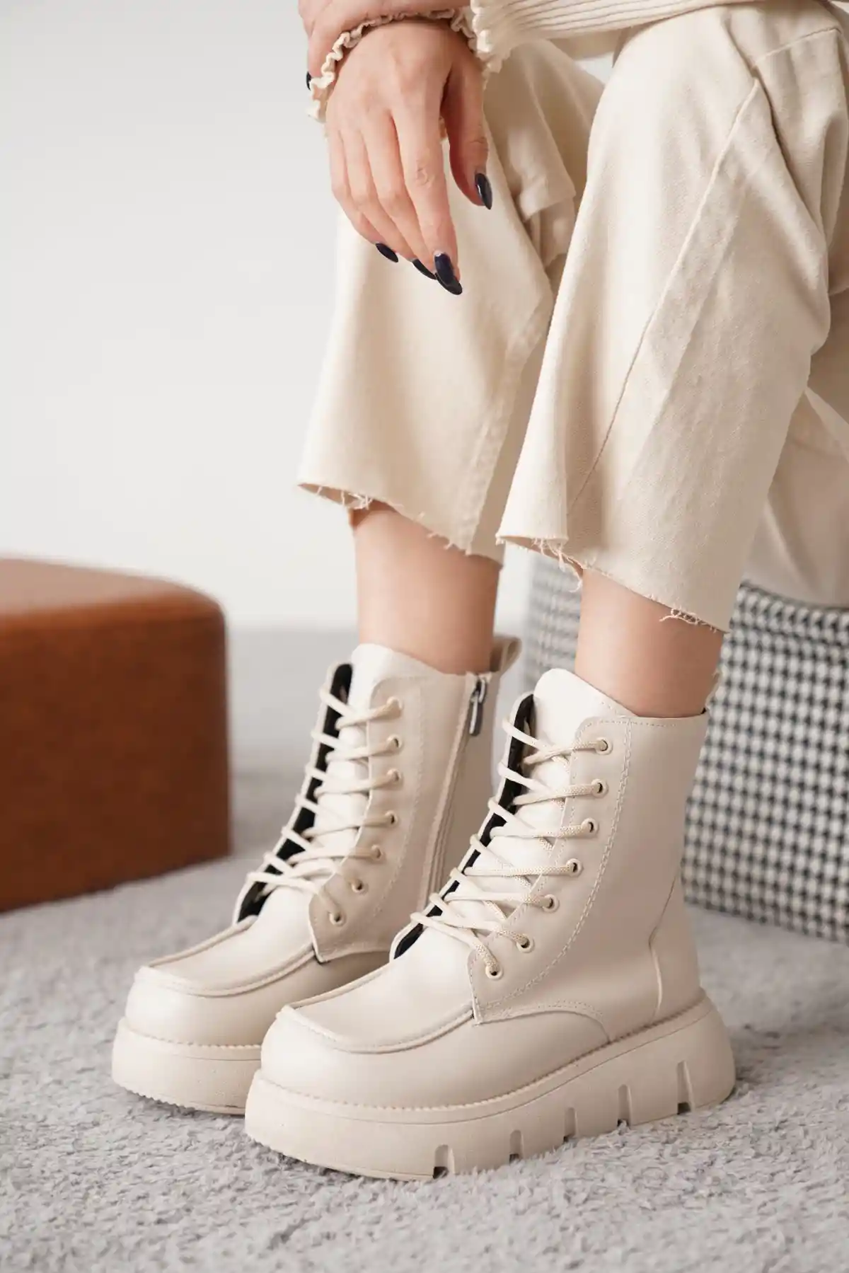 Bej Cilt Kadın Cilt Kalın Tabanlı Bağcıklı ve Fermuarlı Bot